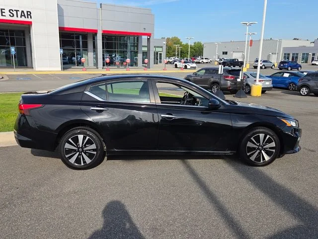 Used 2022 Black Nissan 2.5 SV image 13