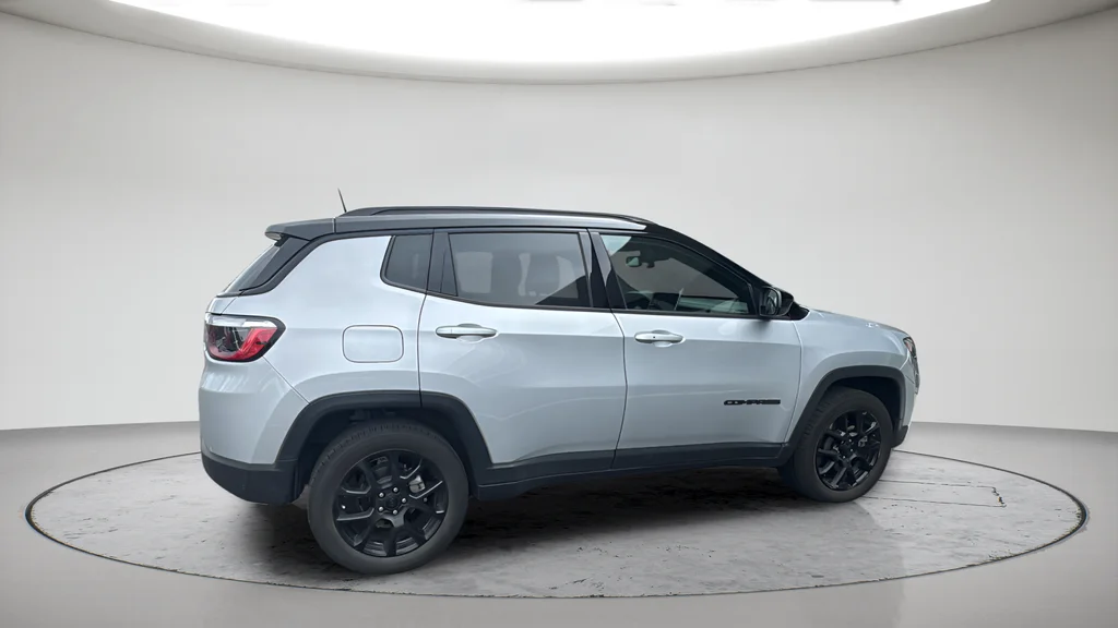 Used 2024 Silver Jeep Latitude image 5