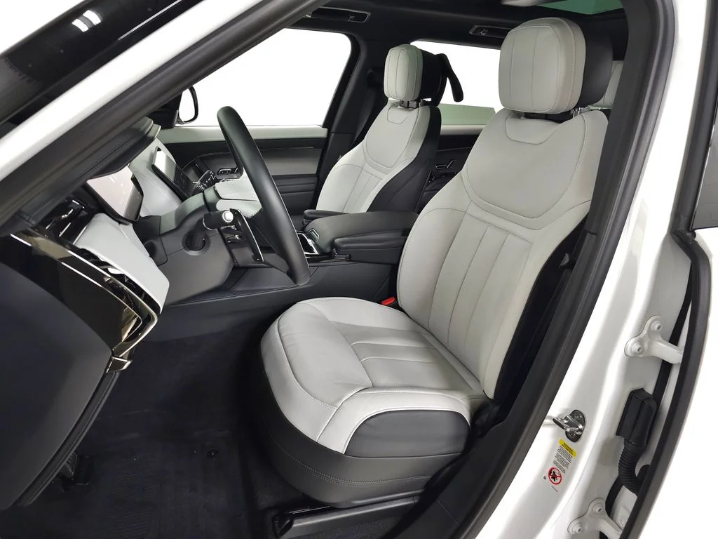 Used 2025 White Land Rover Dynamic SE image 18