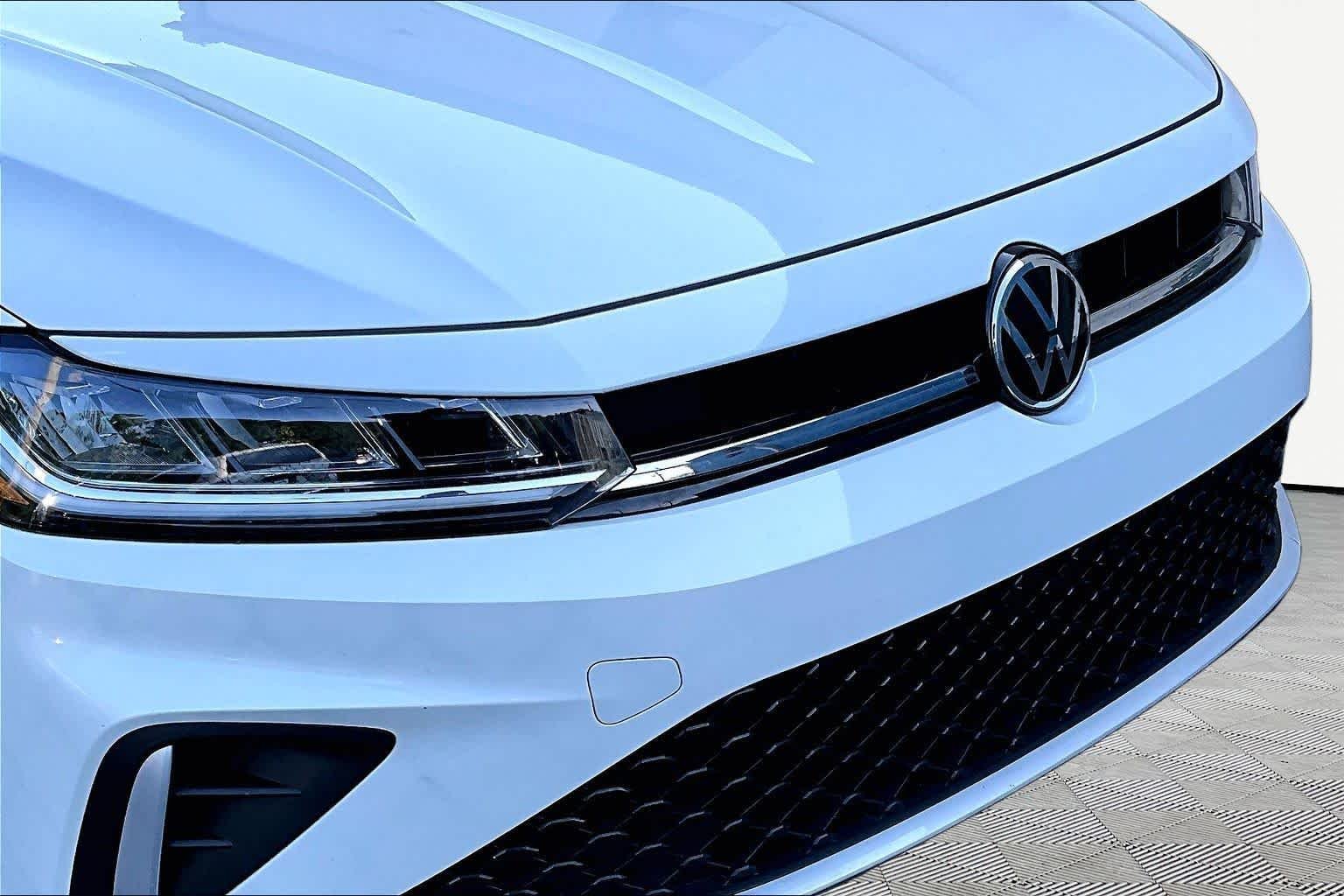 Used 2025 Opal White Pearl Volkswagen SE image 30