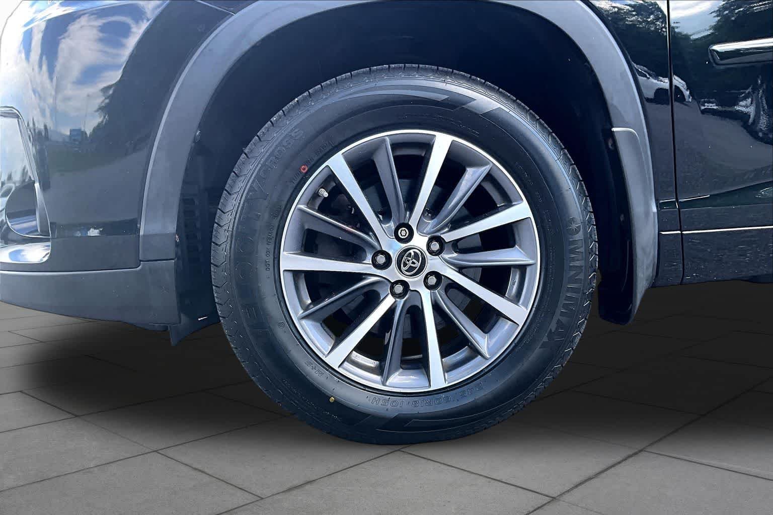 Used 2018 Midnight Black Metallic Toyota XLE image 11