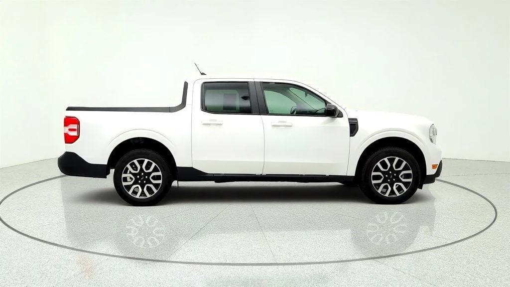 Used 2024 Oxford White Ford LARIAT AWD SuperCrew image 4