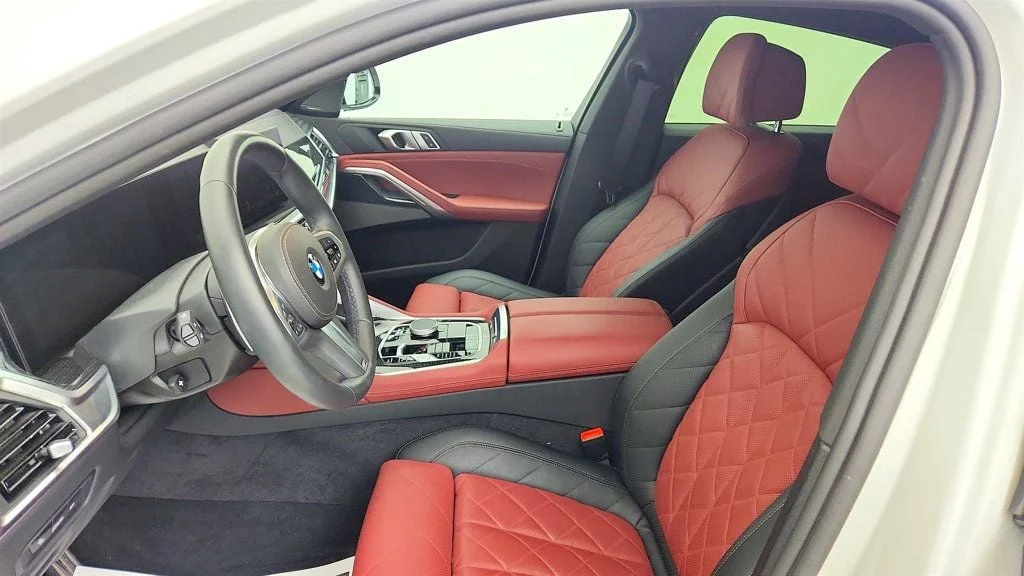 Used 2025 Mineral White Metallic BMW xDrive40i SAC w/ Climate Comfort, Premium & M Sport Pro. Pkgs image 20