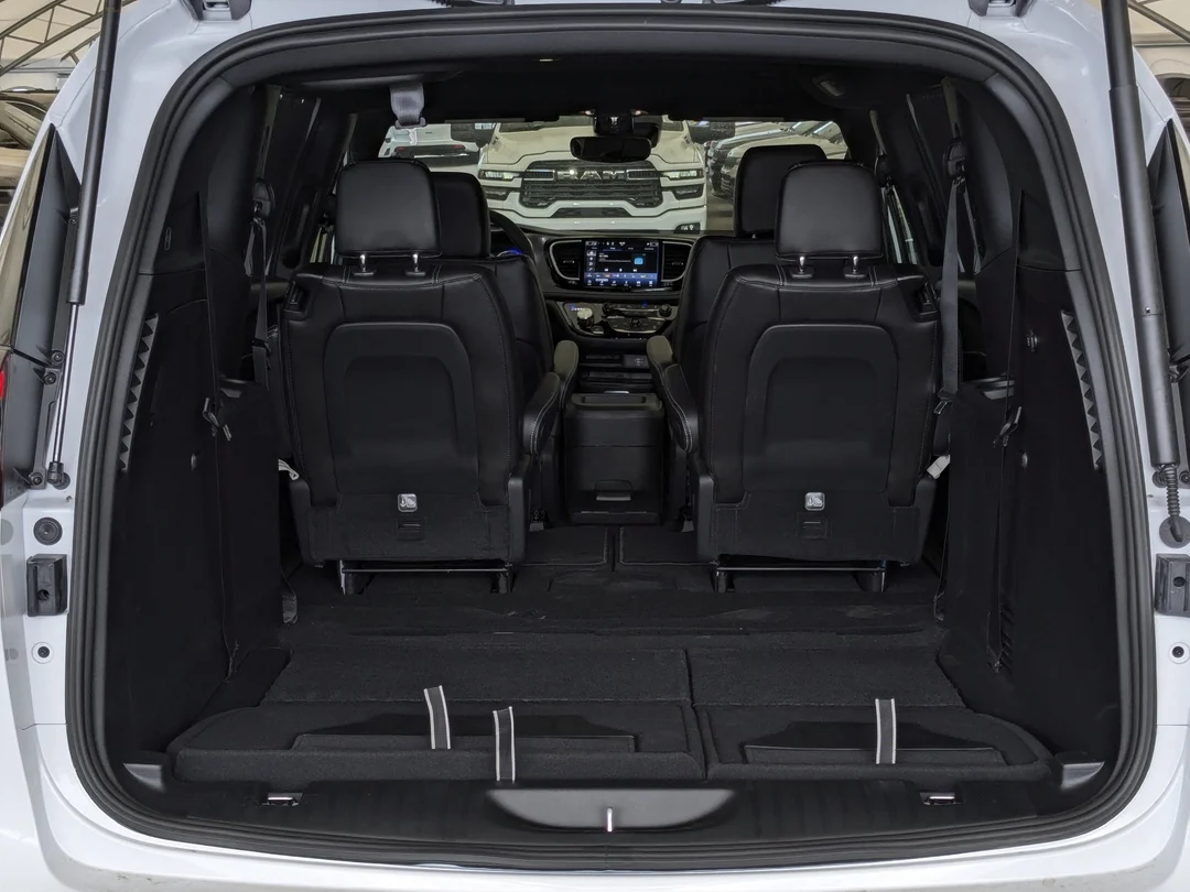 New 2026 White Chrysler Select - - AWD - 3.6L Pentastar V6 - Adaptive Cruise Control - Blind Spot Monitor & More! image 29