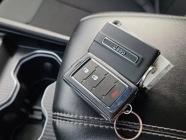Used 2025  Jeep Laredo image 47