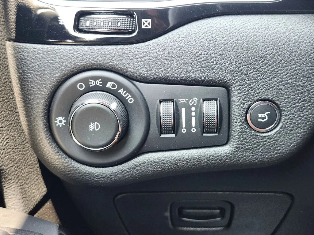 Used 2023 Gray Jeep Altitude image 23
