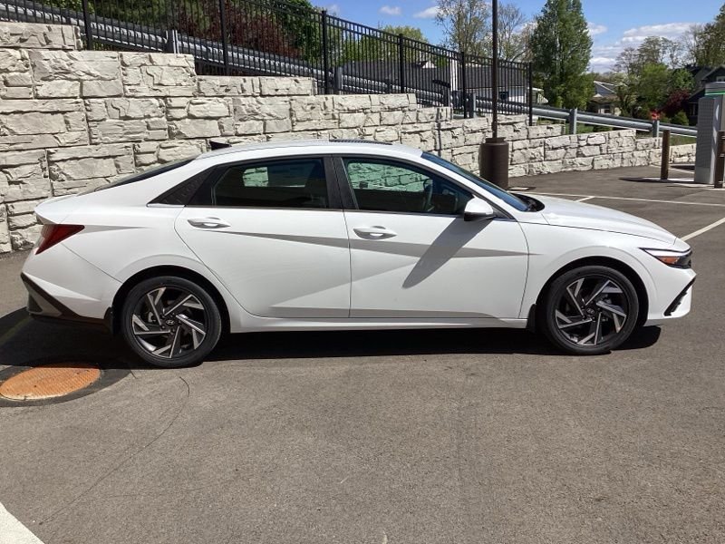2025 Hyundai Elantra Limited - Photo 8