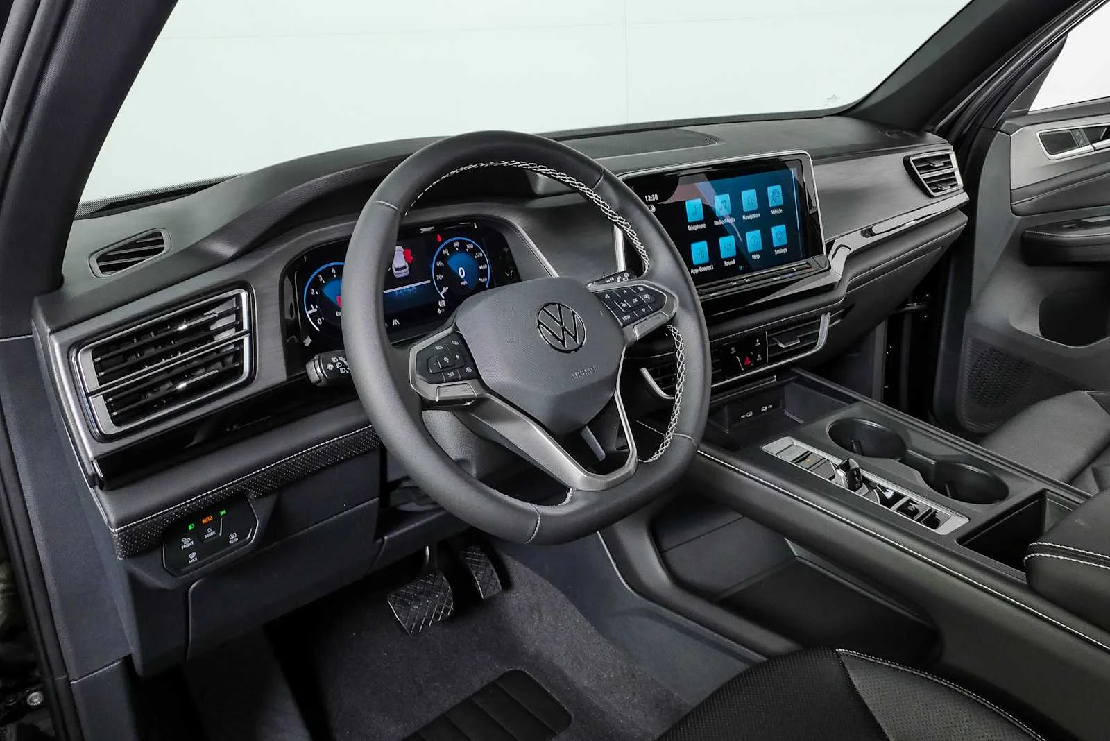New 2026 Deep Black Pearl Volkswagen 2.0T SE image 4