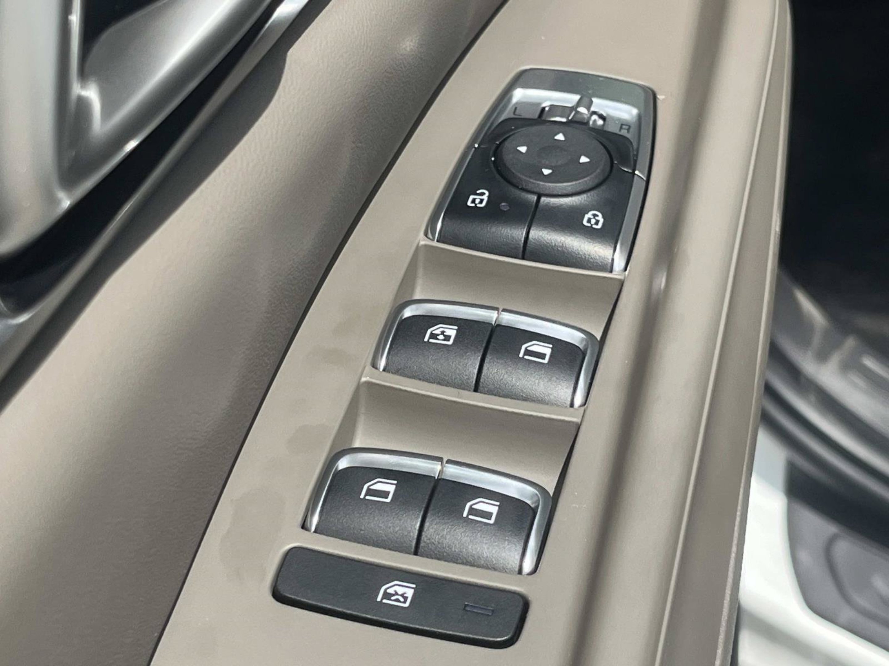 New 2026 Snow White Pearl Kia LX image 21