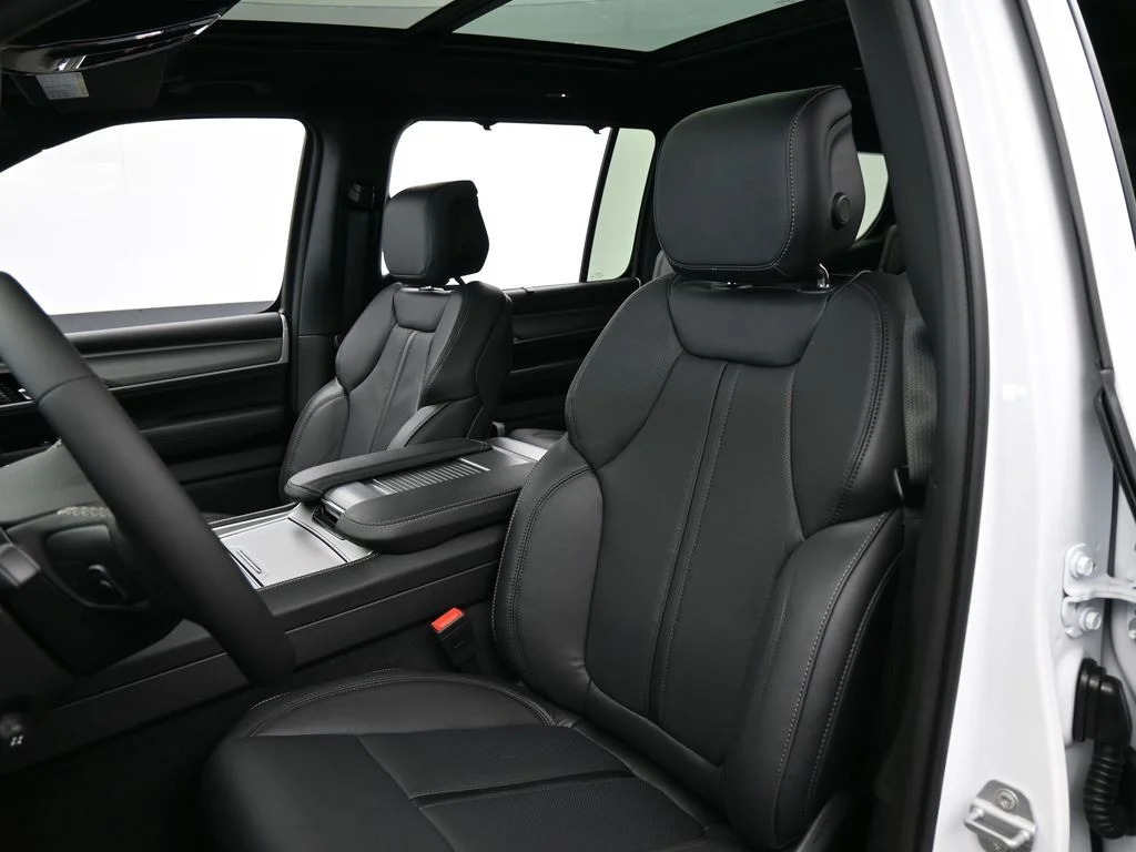 New 2026 Bright White Clear-Coat Exterior Paint Jeep Limited Reserve image 10
