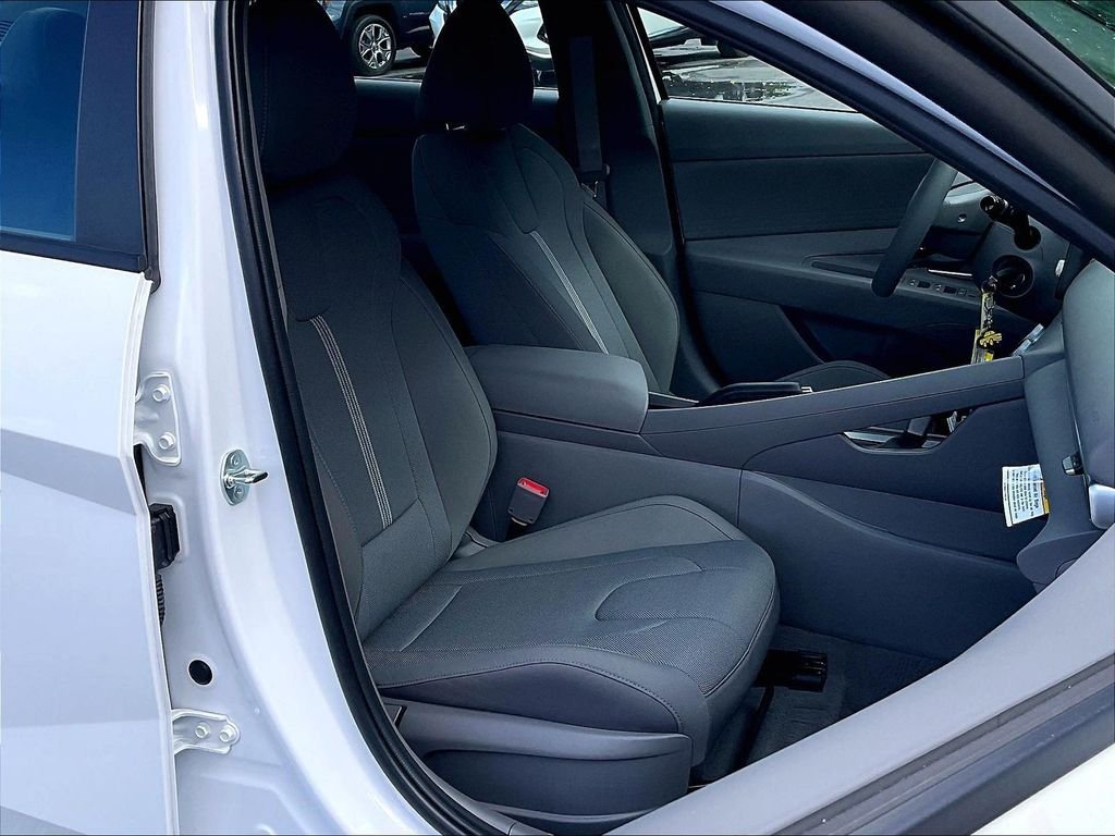 Used 2025 White Hyundai SE image 11