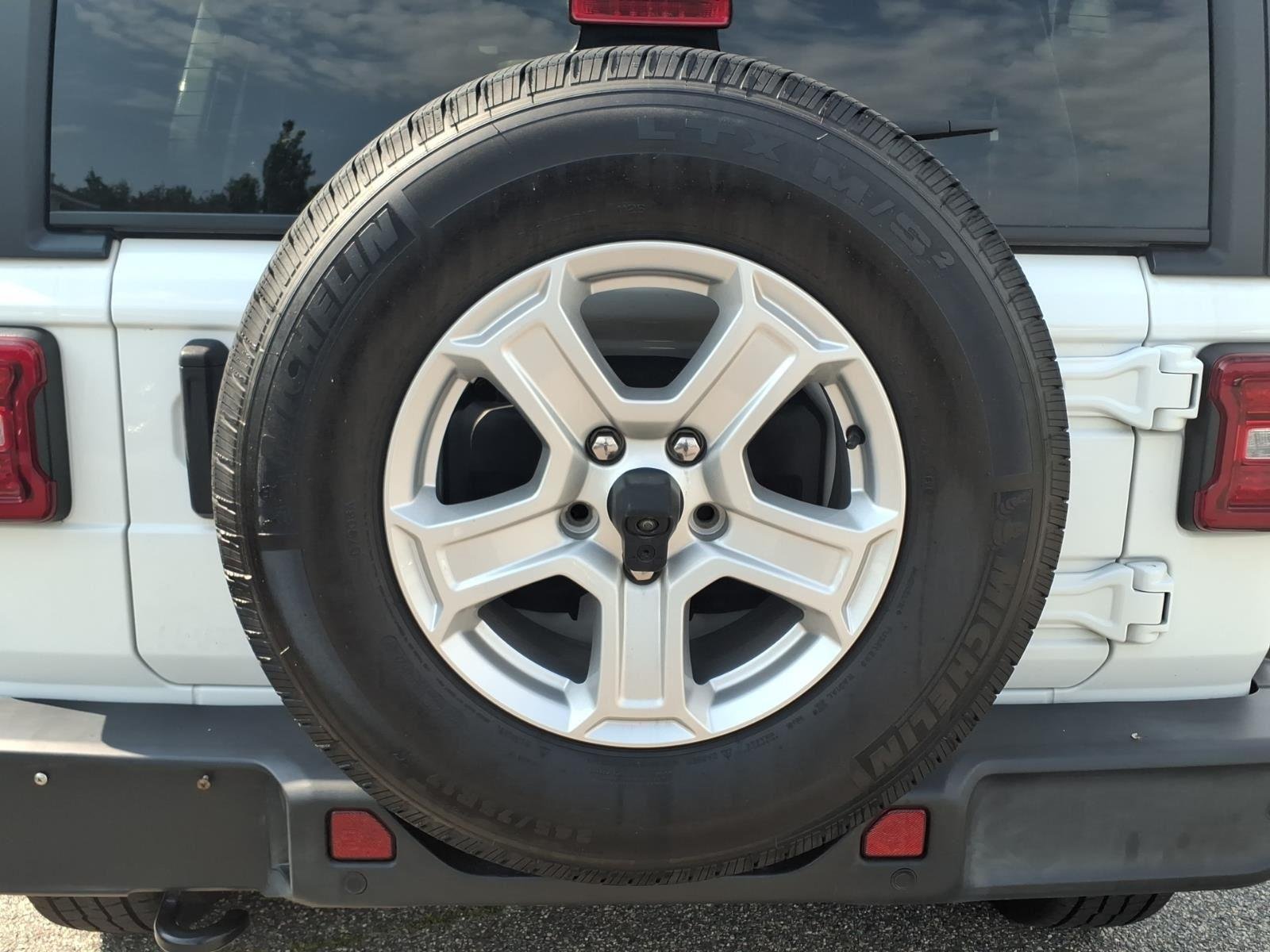 Used 2021 Bright White Clearcoat Jeep Unlimited Sport S image 15