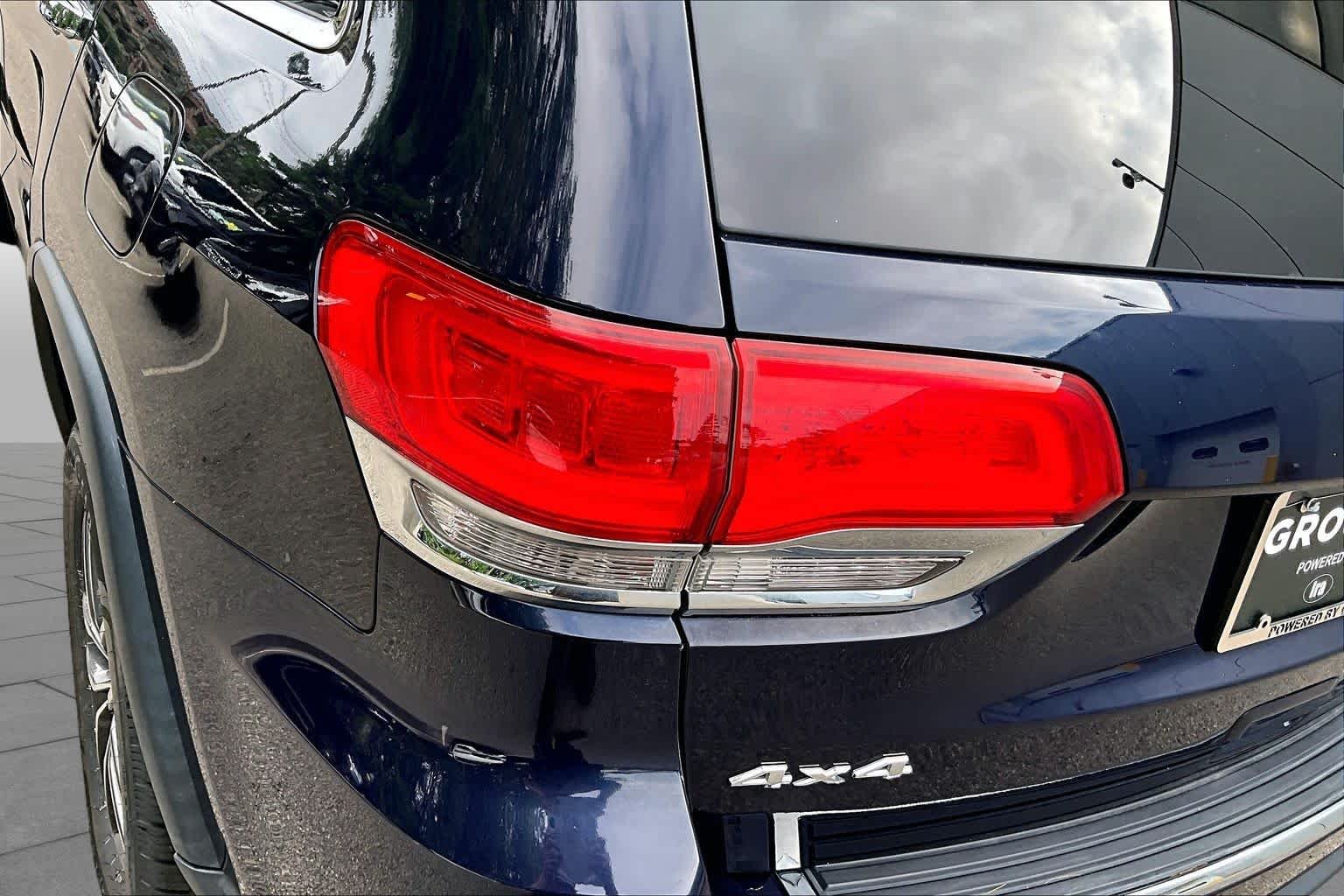Used 2018 True Blue Pearlcoat Jeep Limited image 27