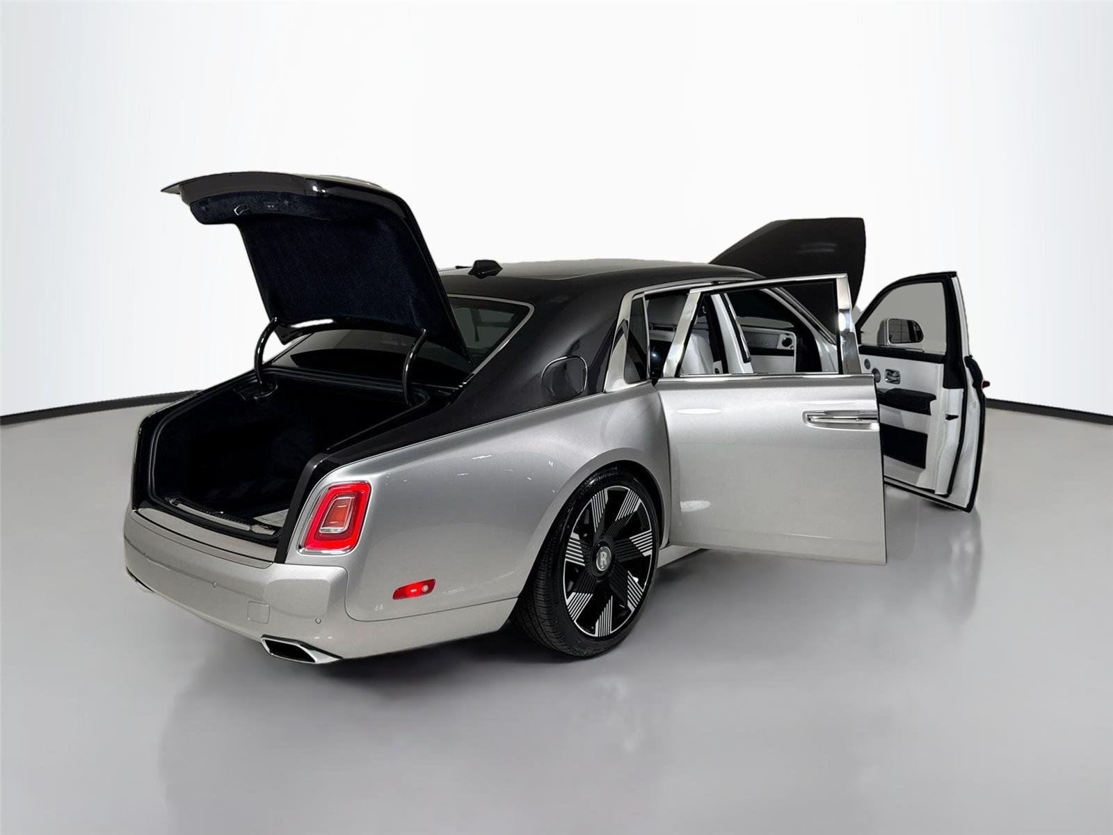 Used 2023  Rolls-Royce  image 54