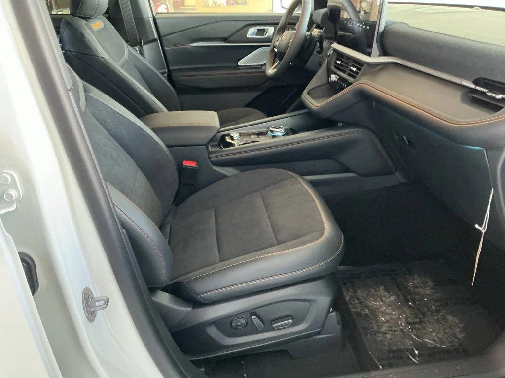 New 2026 White Metallic Ford Tremor image 24