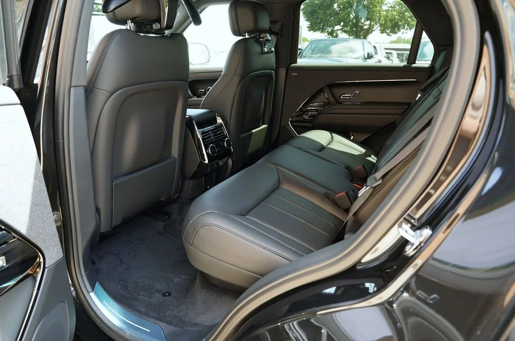 New 2026 Santorini Black Land Rover Dynamic SE image 34