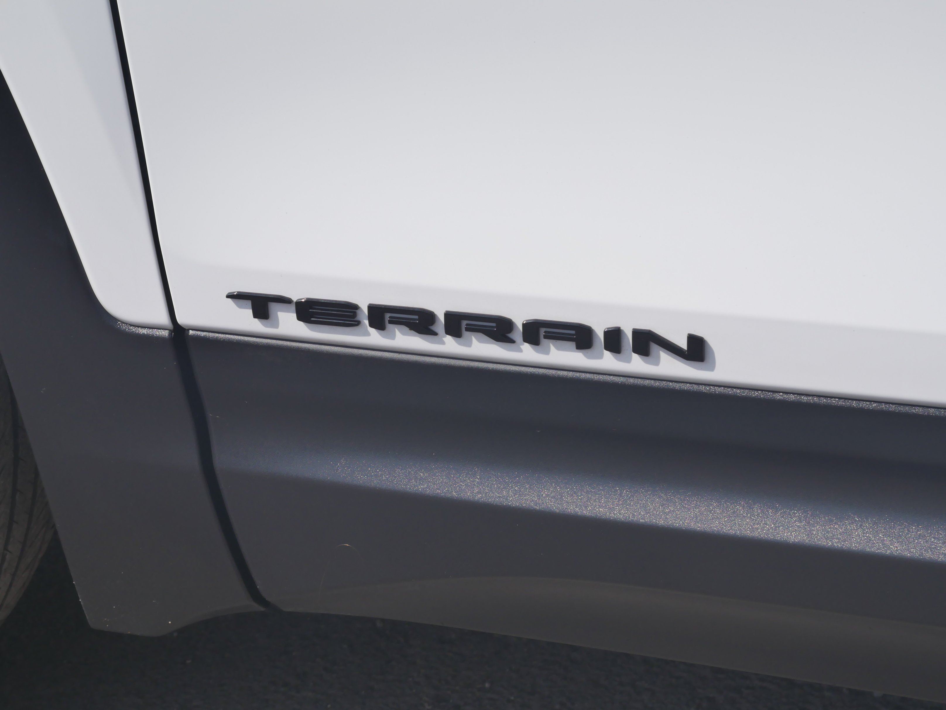 Used 2024 Summit White GMC SLE image 17