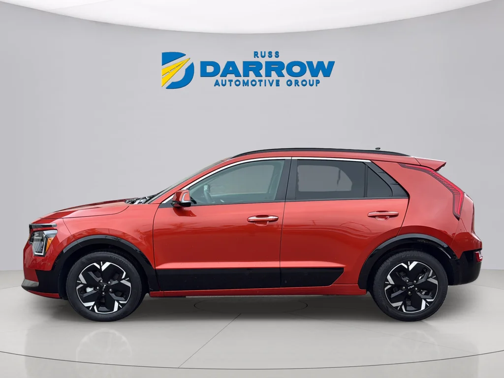 Used 2023 Red Kia Wave image 2