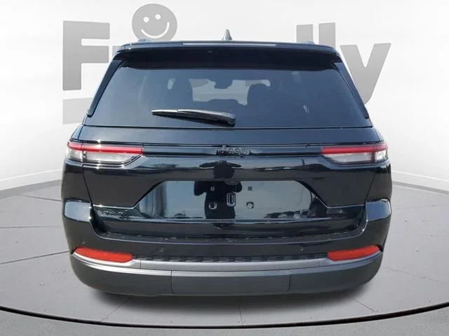 New 2026 Diamond Black Crystal Pearl-Coat Exterior Paint Jeep Altitude image 4