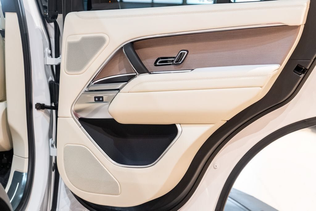 Used 2025 Fuji White Land Rover SE image 34