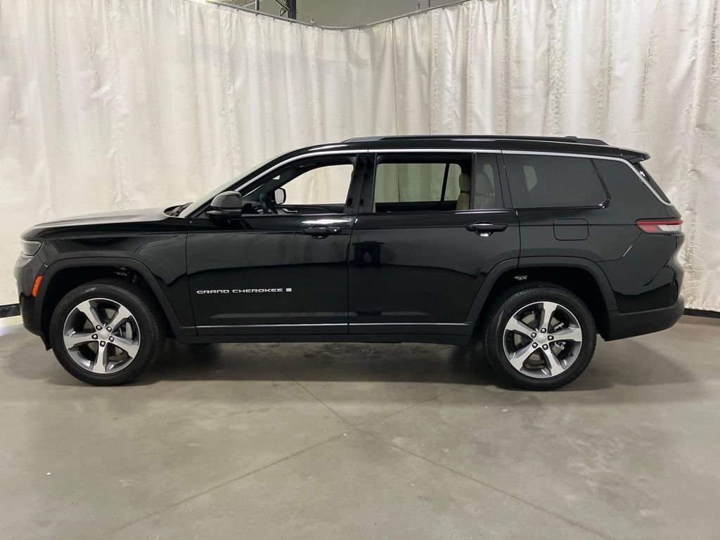 New 2026 Diamond Black Crystal Pearl-Coat Exterior Paint Jeep Limited image 25