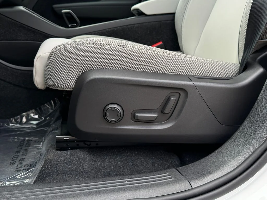 2025 Volvo EX40 Plus - Photo 25