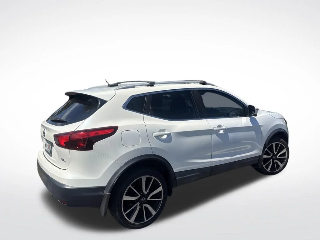 Used 2017 White Nissan SL image 5