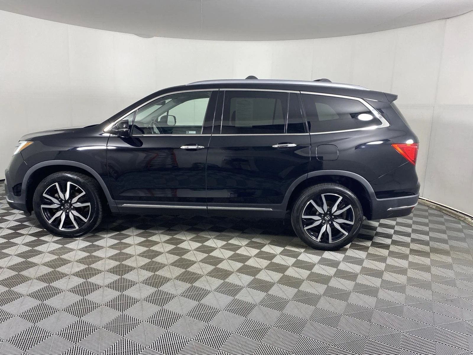 Used 2020 Crystal Black Pearl Honda Touring w/Rear Captain's Chairs image 4