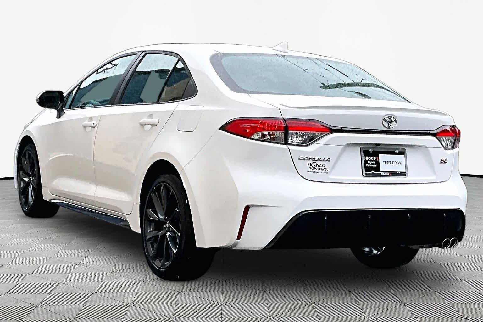 Used 2024 Ice Cap Toyota SE image 12