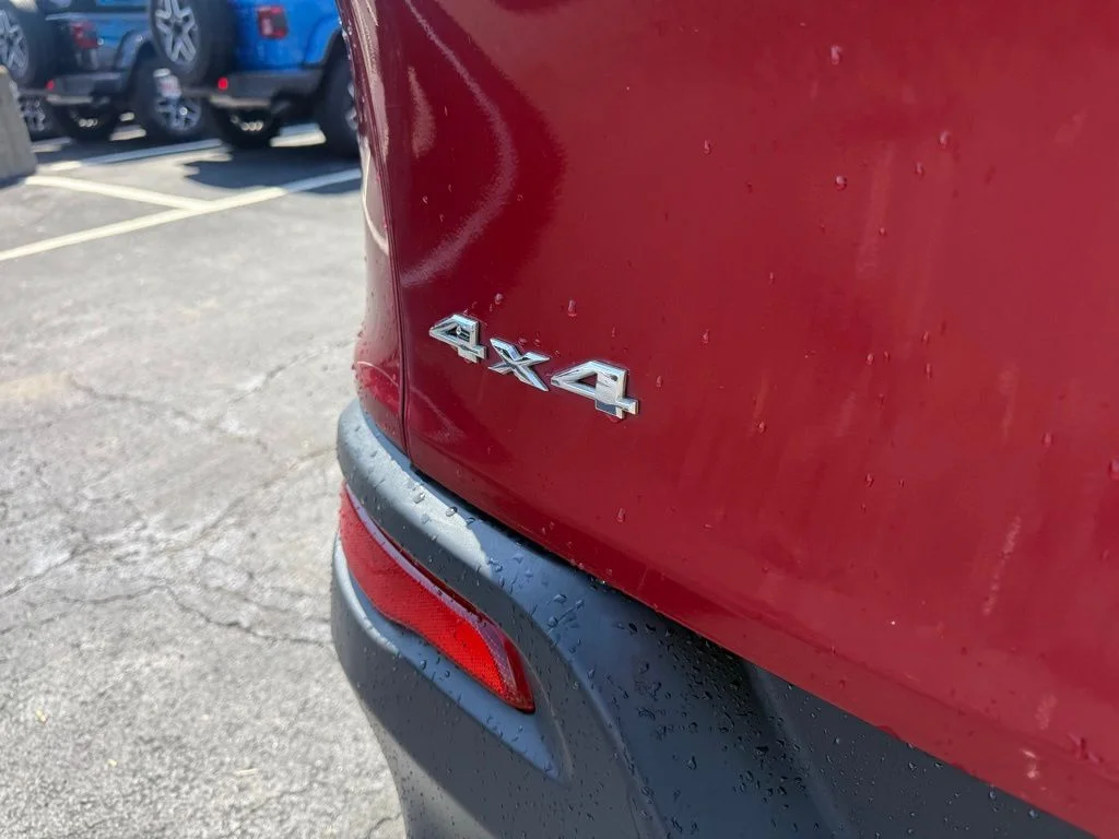 Used 2017 Red Jeep Latitude image 39