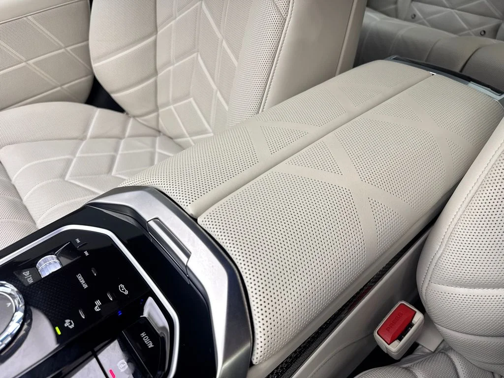 Used 2023 Red BMW xDrive60 image 67