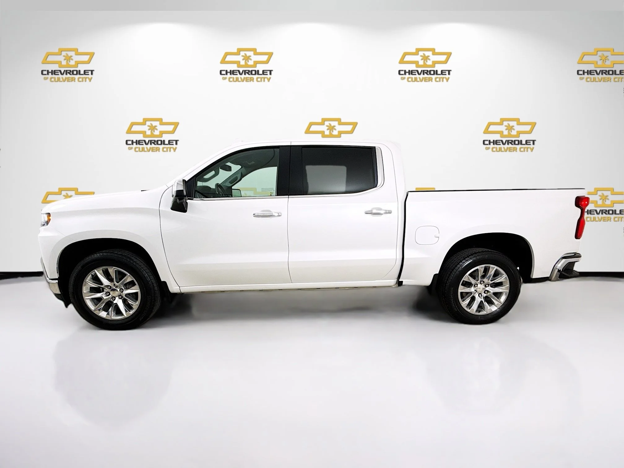 Used 2022 Iridescent Pearl Tricoat Chevrolet LTZ image 5
