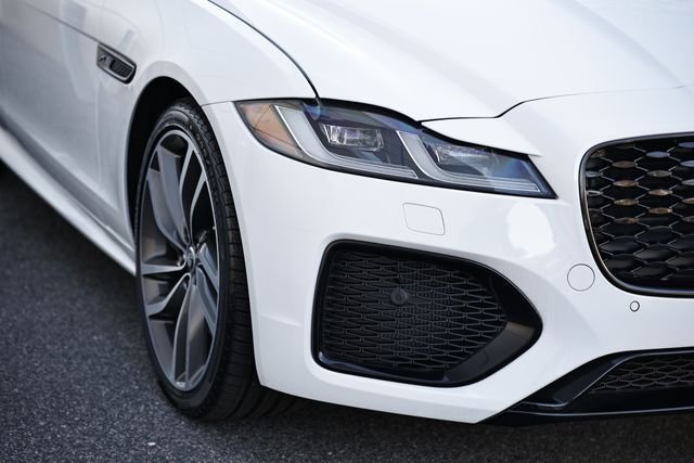New 2024 Fuji White JAGUAR P300 R-DYNAMIC SE AWD image 17