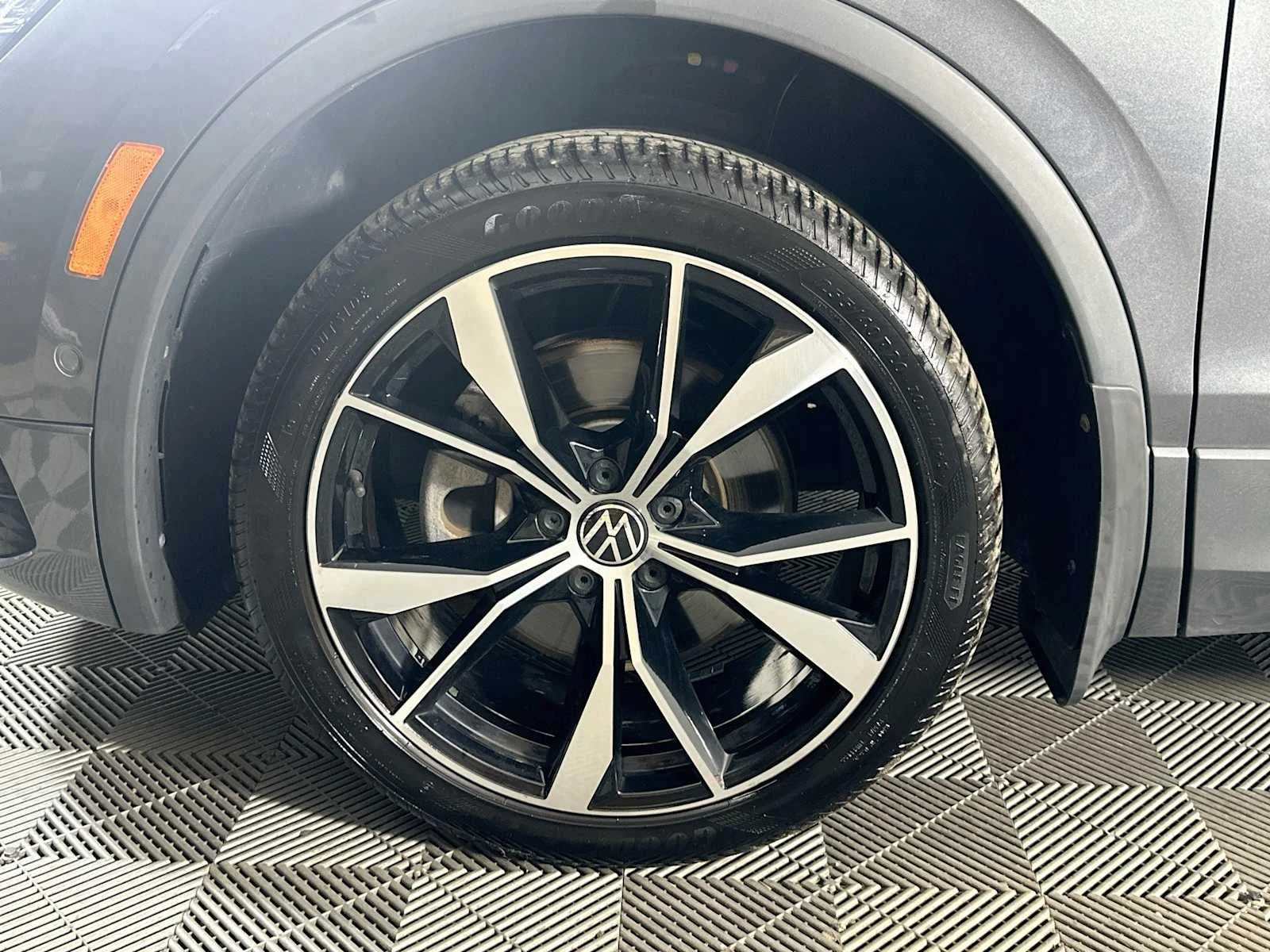 Used 2022 Platinum Gray Metallic Volkswagen SEL R-Line image 31