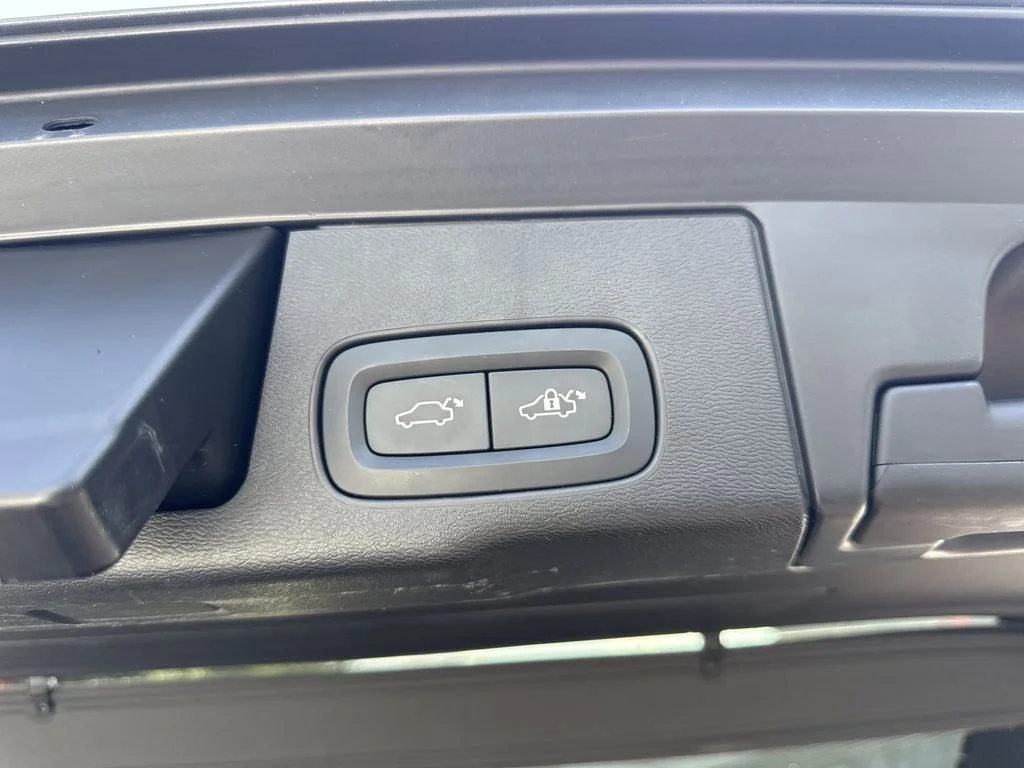 Used 2019 Gray Volvo T6 Momentum image 31