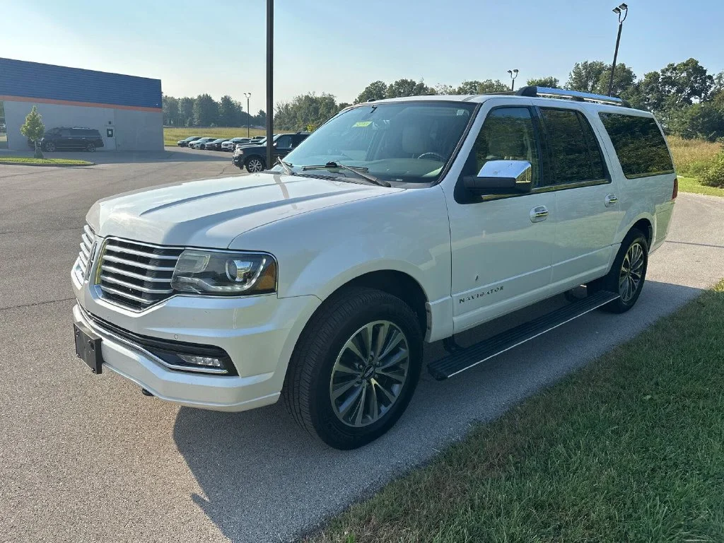 Used 2015 White Lincoln Base image 3