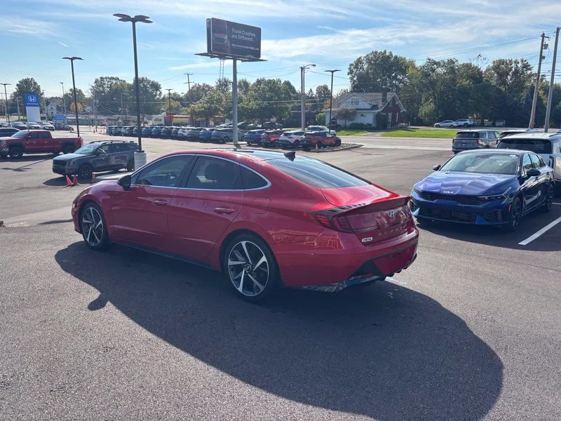 Used 2021 Red Hyundai SEL Plus image 6