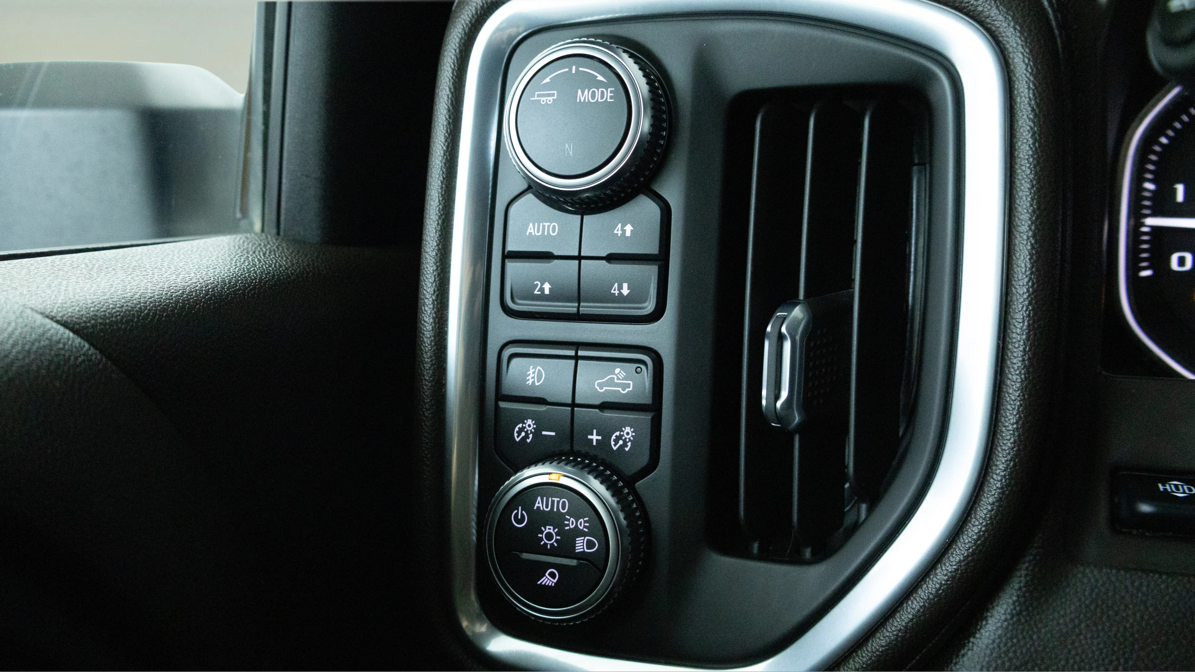 Used 2021 White Frost Tricoat GMC Denali image 22