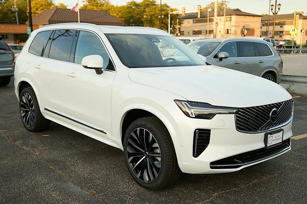 New 2026 Crystal White Volvo Plus image 4