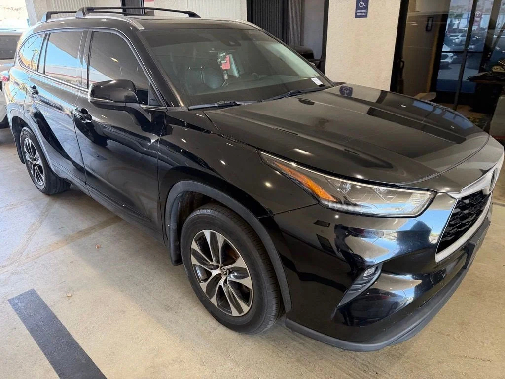 Used 2021 Midnight Black Metallic Toyota XLE image 4