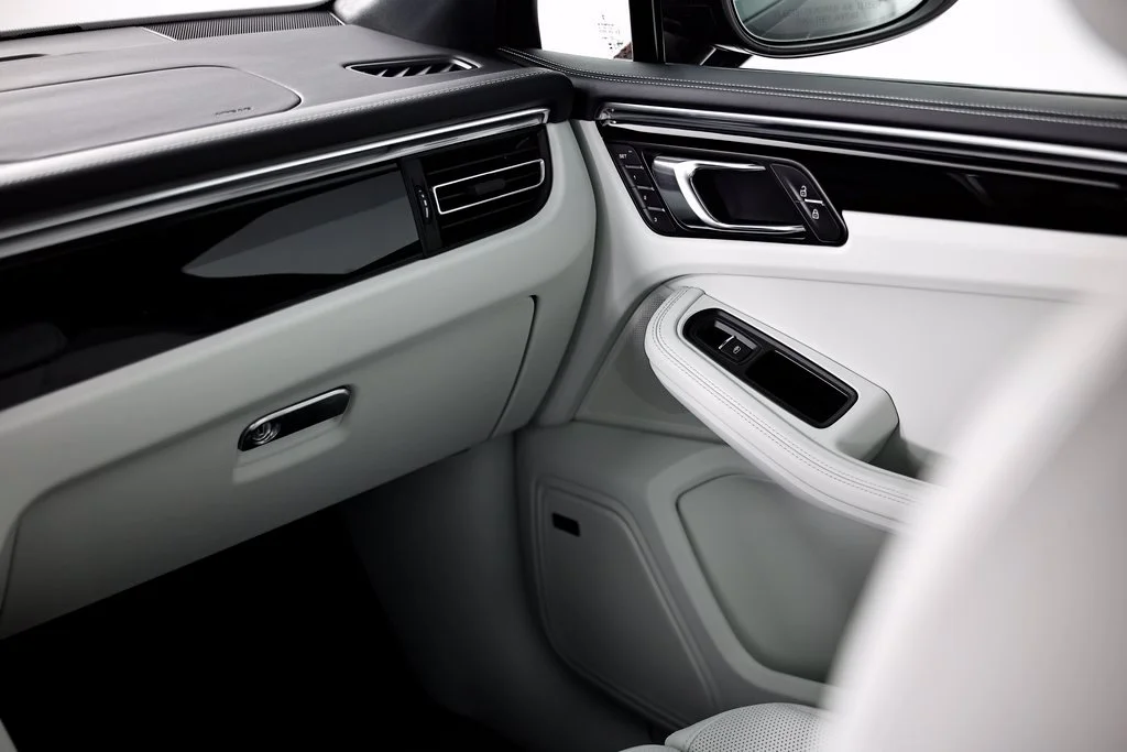 2026 Porsche Macan T - Photo 29