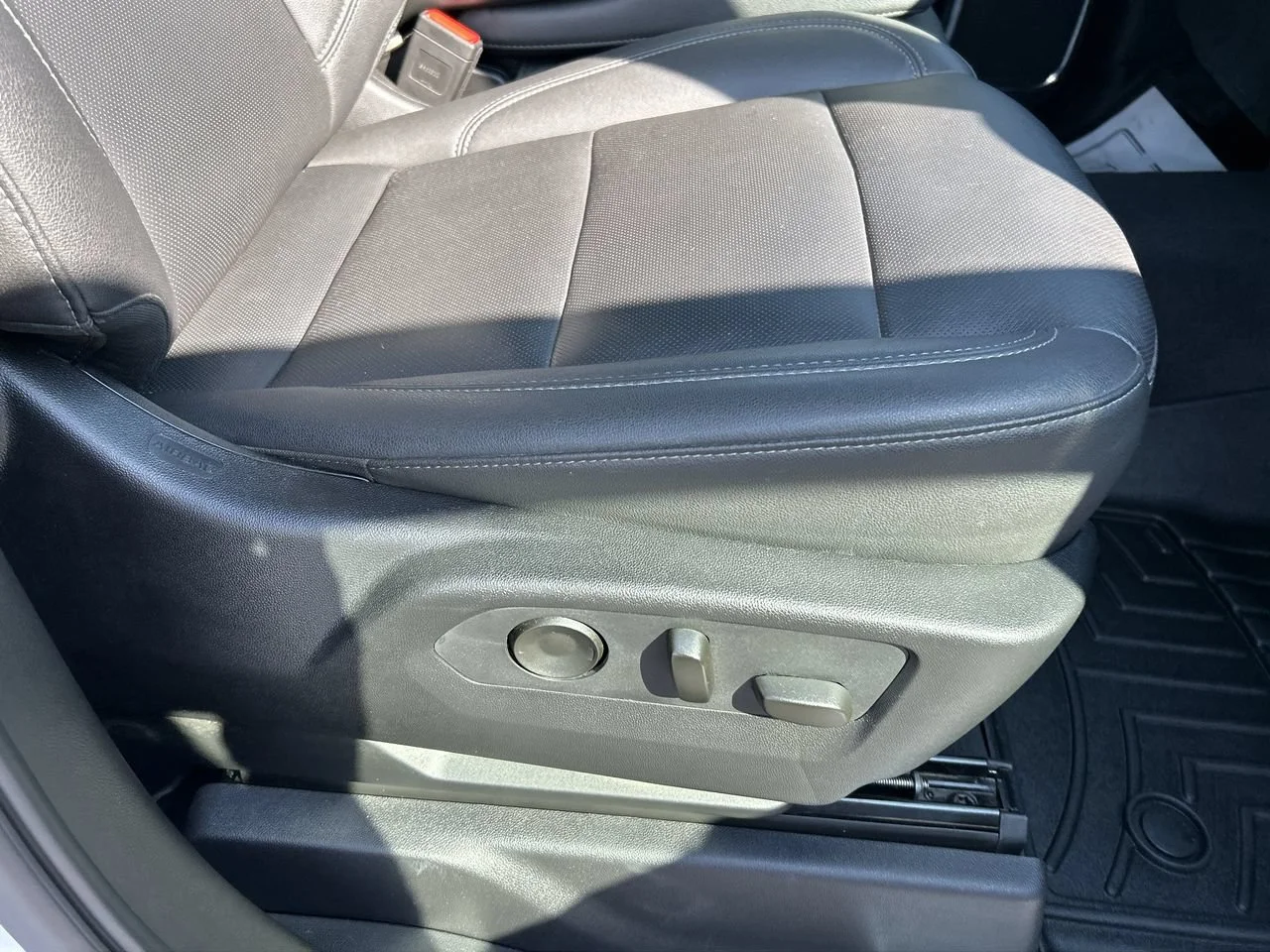 Used 2024 Summit White Chevrolet LTZ image 16
