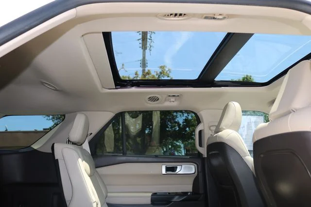 Used 2020 White Metallic Ford Platinum image 38