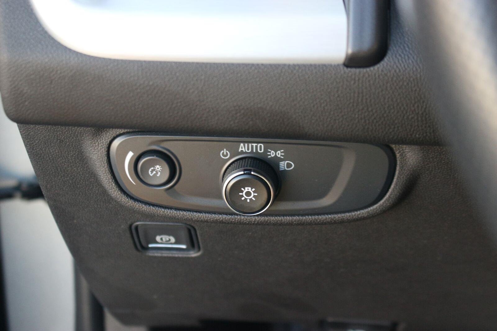 Used 2024 Sterling Metallic GMC SLE image 32