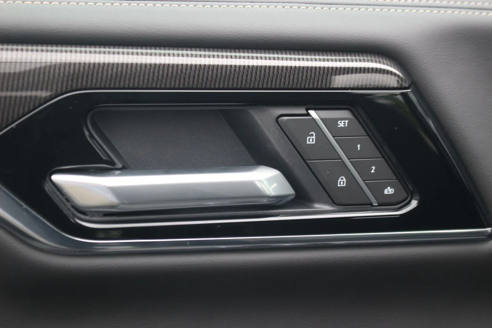 Used 2026 Onyx Black GMC Elevation image 17