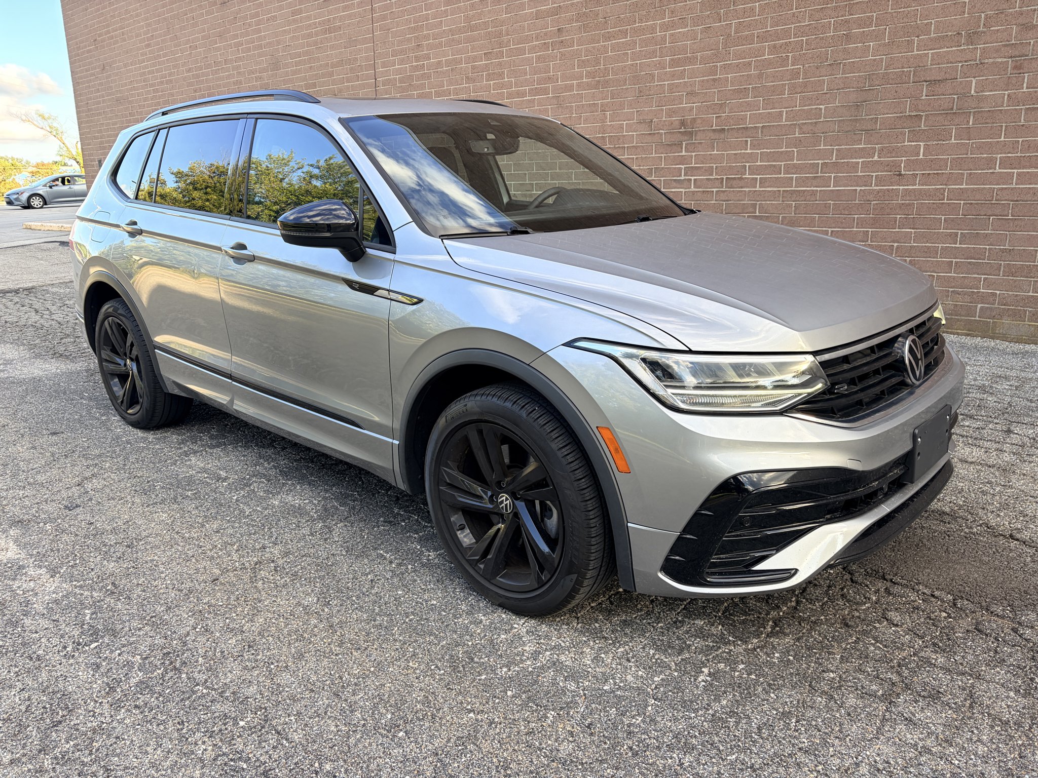 Used 2023 Pyrite Silver Metallic Volkswagen SE R-Line Black image 7