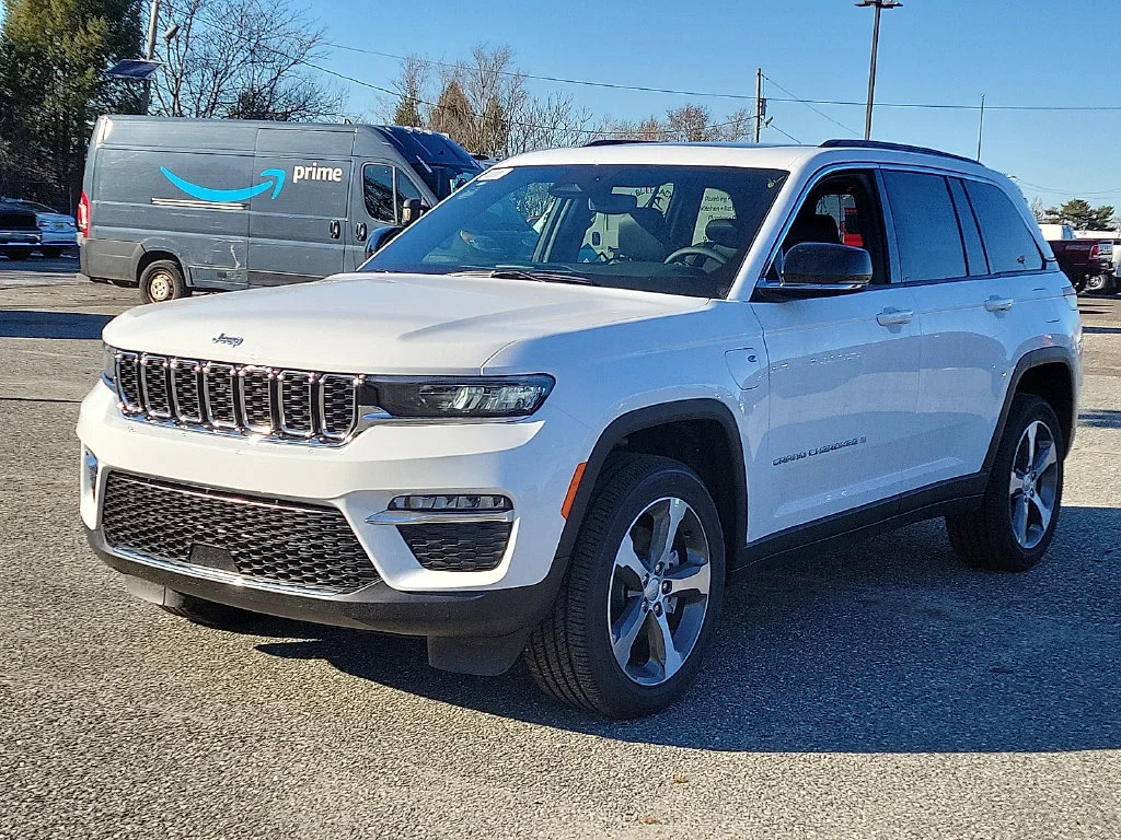 New 2024 Bright White Clear-Coat Exterior Paint Jeep  image 4