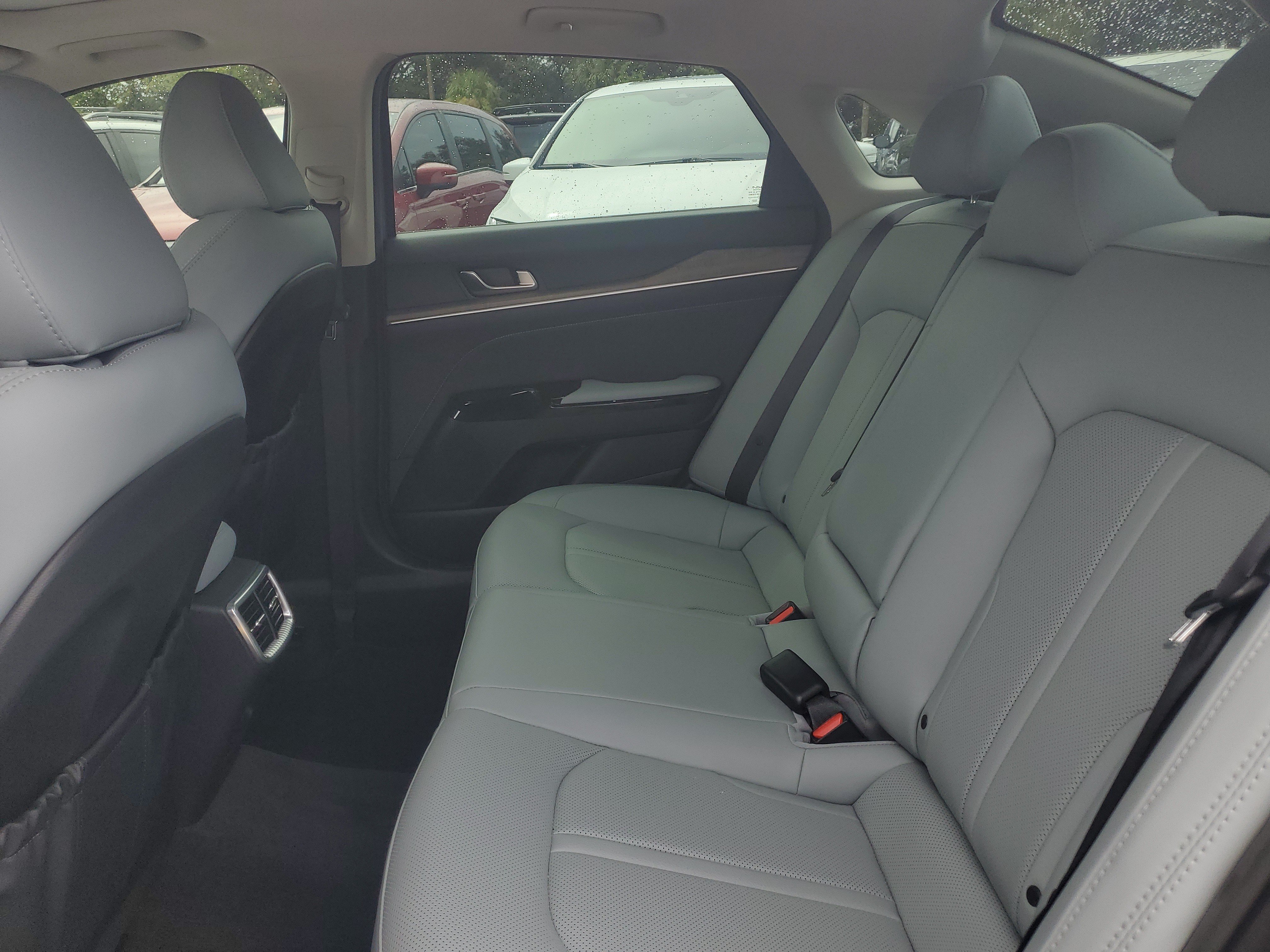 Used 2024 Everlasting Silver Kia EX image 10