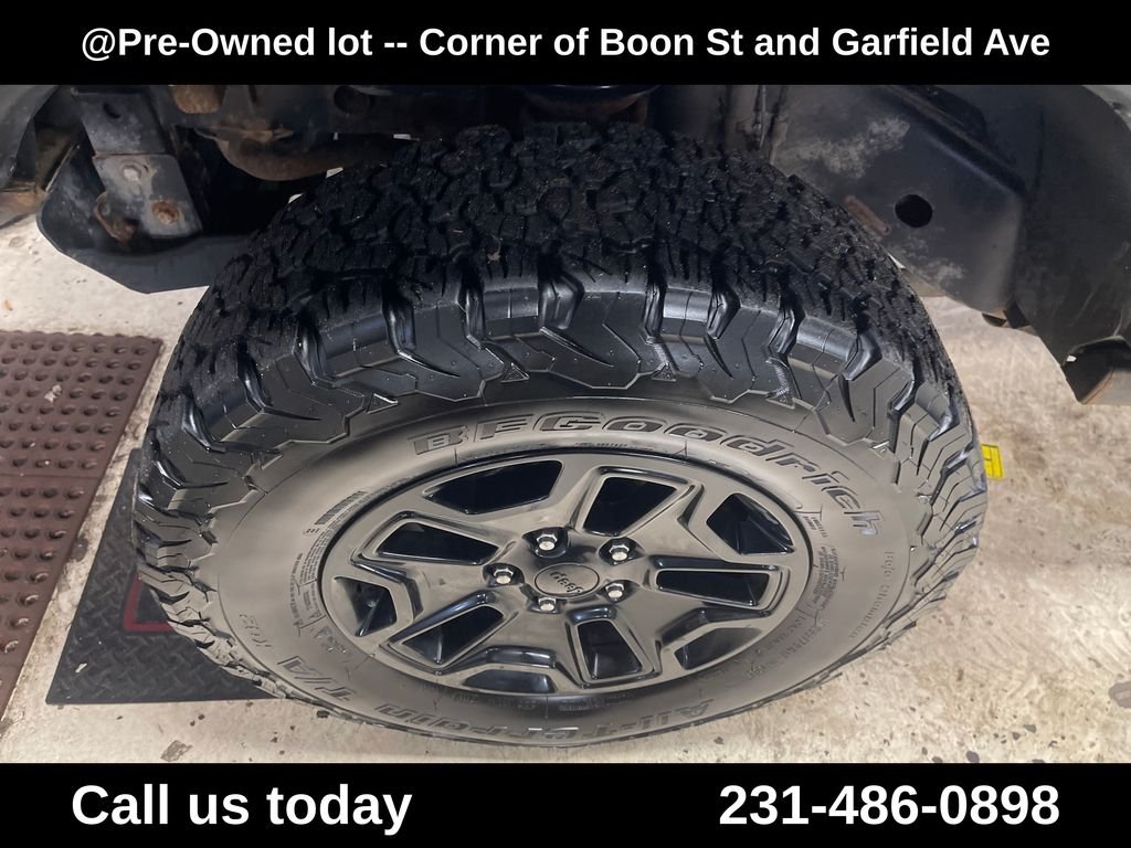 Used 2015 Silver Jeep Unlimited Sport image 11