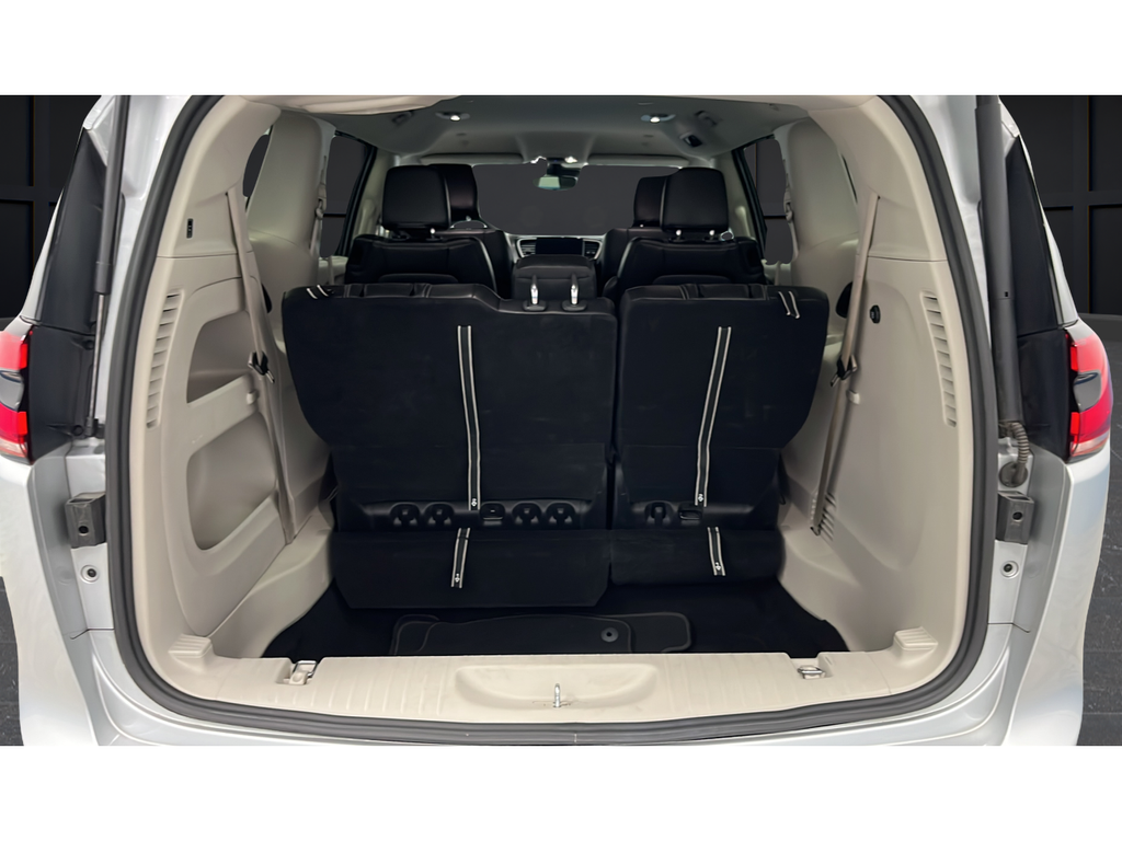 Used 2024 Silver Mist Clearcoat Chrysler Touring L image 27